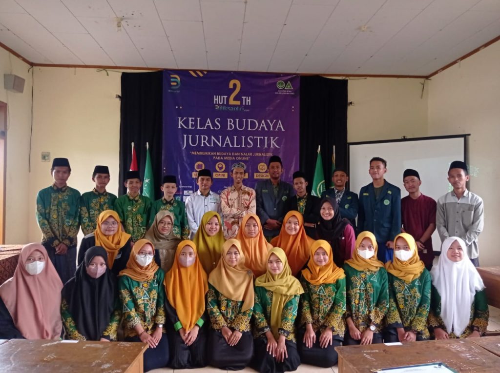 M Farid foto bersama dengan pelajar NU Mayong usai pelatihan