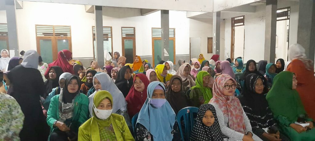 Jamaah menghadiri pengajian dalam rangka Haflah Akhirussanah Madrasah Diniyah (Madin) Tahfidzul Quran, Suruhan, Karangjati, Wonosegoro 