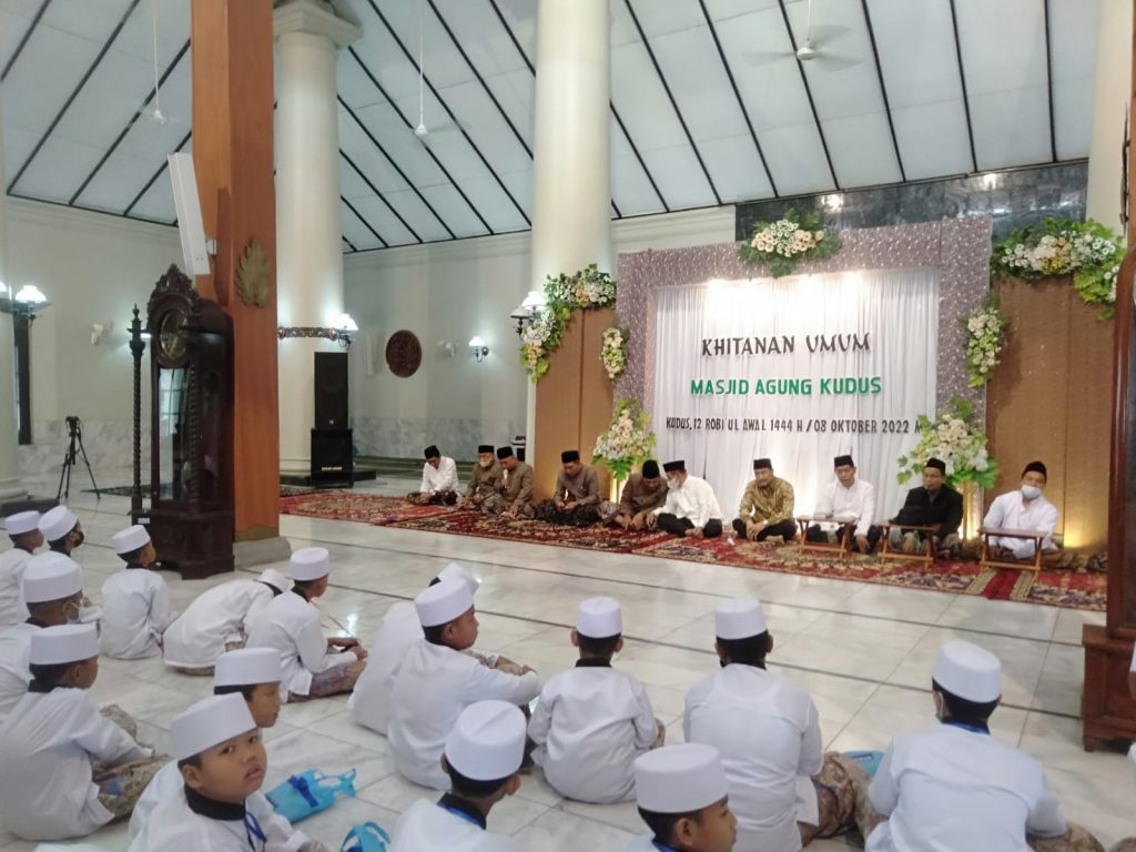 Peserta khitanan umum memgikuti rangkaian pembukaan Khitanan Umum di Masjid Agung Kudus