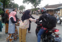 Mahasiswa STIBI Syekh Jangkung Berbagi Takjil