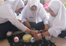 Santriyah MTs Tahfidh Putri Yanbu’ul Qur’an 2 Muria Ciptakan Kreasi Berbahan Limbah