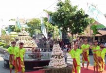Kemeriahan Kirab Ampyang Maulid di Loram