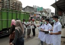 Aksi Peduli Covid - 19Unisnu Peduli Donasikan Hand Sanitizer, Sembako hingga Masker