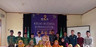 M Farid foto bersama dengan pelajar NU Mayong usai pelatihan