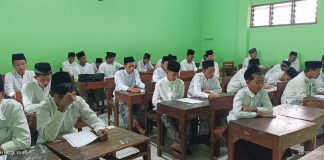 Para santri mengikuti istighasah dari kelas masing-masing