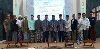 Muhadlir pendamping foto bersama sebagian peserta pembinaan penulisan risalah
