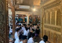 Peringati Hari Guru, Siswa MTs RUS Gelar Ziarah dan Istighosah di Makam Sunan Muria