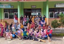 Aksi Ngrumat Sareng-Sareng, Muslimat dan Fatayat Keblukan Temanggung Gotong Royong Kebersihan di Madrasah Ma’arif,