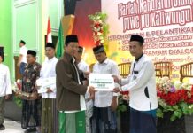 Penyerahan simbolis zakat kepada mustahik di MWC NU Kaliwungu Kudus