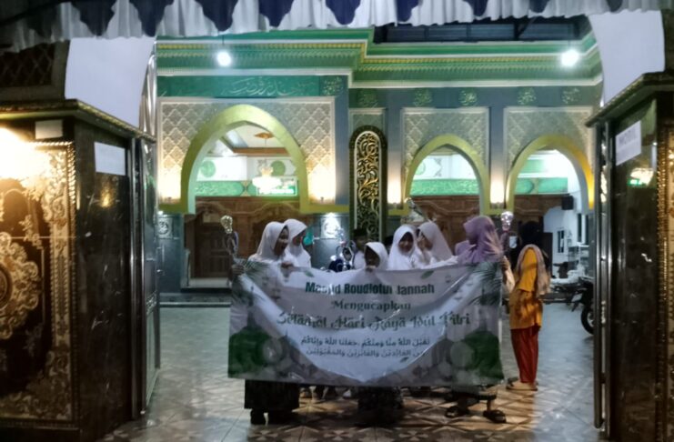 Anak-anak Gembira Ikuti Takbir Keliling