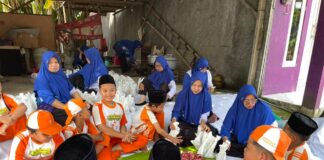 Outing Class, MI NU Miftahul Huda 02 Kudus Ajak Peserta Didik Praktik Kurban