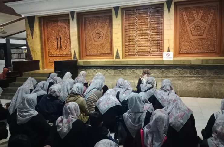 Songsong Tahun Baru Hijriyah, Fatayat NU Piji Dawe Ziarahi Makan Wali