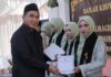 Gus Yasin menyerahkan syahadah kepada santri khatam