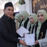 Gus Yasin menyerahkan syahadah kepada santri khatam