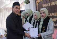 Gus Yasin menyerahkan syahadah kepada santri khatam