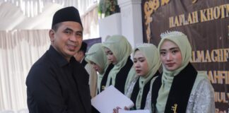 Gus Yasin menyerahkan syahadah kepada santri khatam