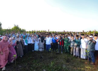 Ratusan Santri Rembang Tanam Mangrove di Pantai Desa Temperak