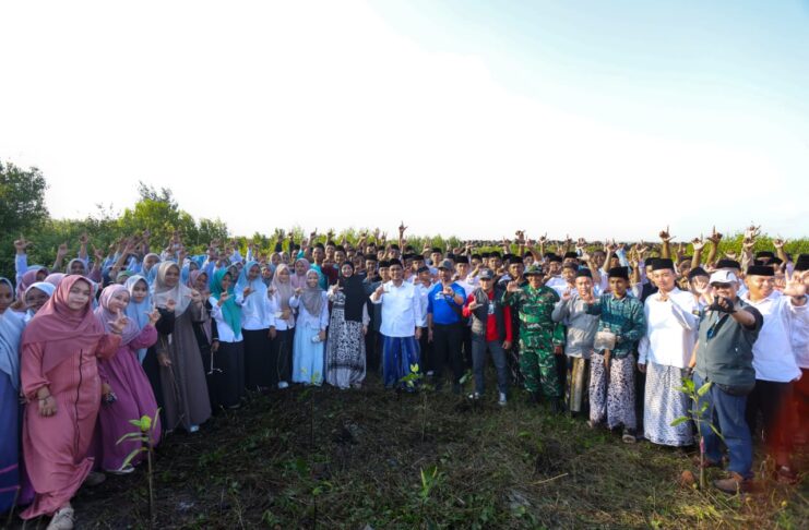 Ratusan Santri Rembang Tanam Mangrove di Pantai Desa Temperak