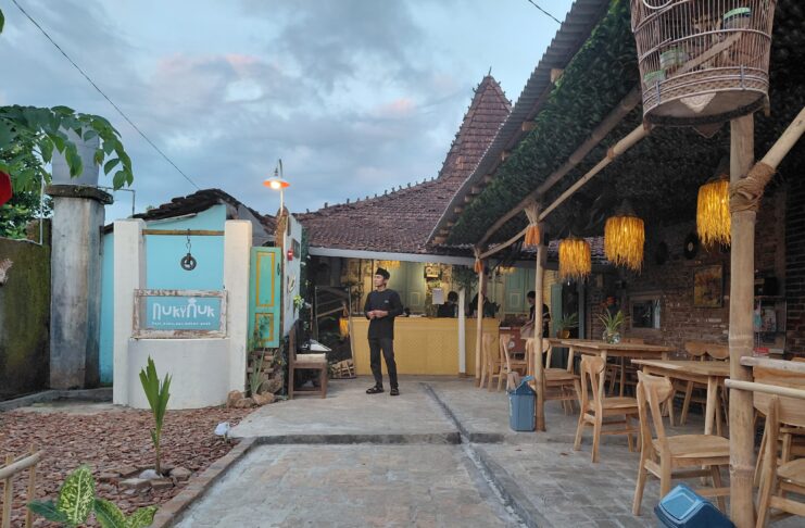 Sajikan Kopi, Buku, Makan Enak, Kedai Nuk Inuk ala Pegiat Lesbumi Pati