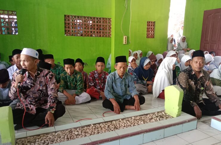 Akhiri Matamuda, Murid MTs MA Ziarahi Makam Pendiri Yasis Attaqwa Pahesan Grobogan