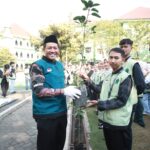 Serahkan Bibit Pohon, Rektor UIN Sunan Kudus Minta Mahasiswa KKN Jadi Penggerak Kesadaran Ekologis