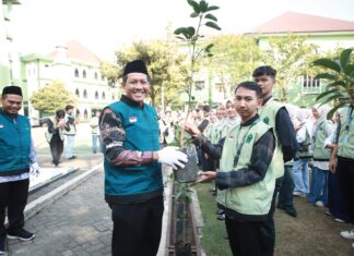 Serahkan Bibit Pohon, Rektor UIN Sunan Kudus Minta Mahasiswa KKN Jadi Penggerak Kesadaran Ekologis