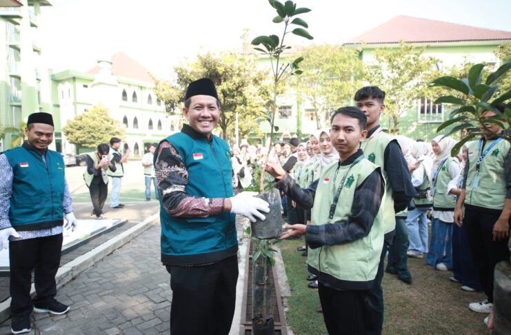 Serahkan Bibit Pohon, Rektor UIN Sunan Kudus Minta Mahasiswa KKN Jadi Penggerak Kesadaran Ekologis