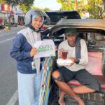 Jum’at Berbagi, Mahasiswa PPL – LAZISNU Kudus Salurkan Paket Makan Siang Kepada Tukang Becak, Pak Ogah dan Penyapu Jalan.