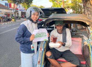 Jum’at Berbagi, Mahasiswa PPL – LAZISNU Kudus Salurkan Paket Makan Siang Kepada Tukang Becak, Pak Ogah dan Penyapu Jalan.