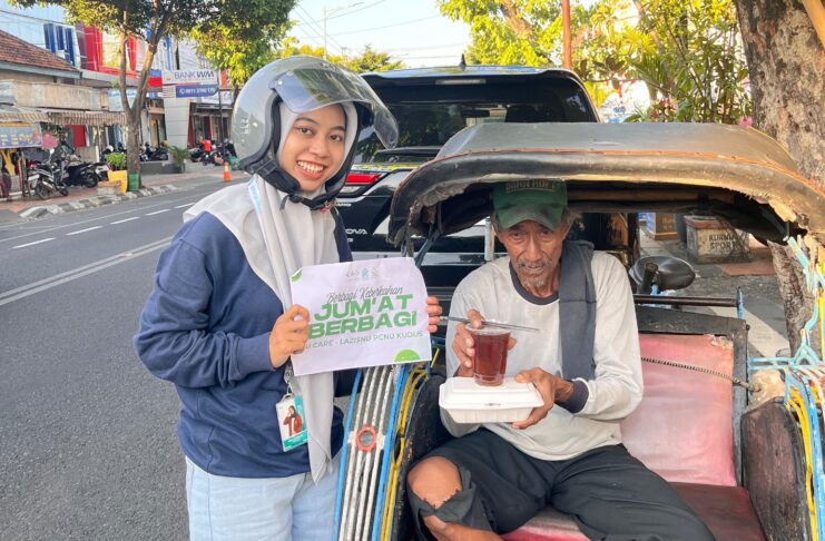 Jum’at Berbagi, Mahasiswa PPL – LAZISNU Kudus Salurkan Paket Makan Siang Kepada Tukang Becak, Pak Ogah dan Penyapu Jalan.