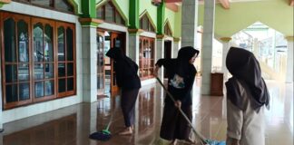 Peringati HUT Kemerdekaan, MANU Gembong Pati Baksos Bersih-bersih Masjid