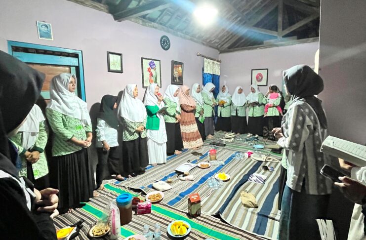 Gandeng Mahasiswa KKN 145 UIN Sunan Kudus, Fatayat NU Penambuhan Kembangkan Buku Saku Keagamaan