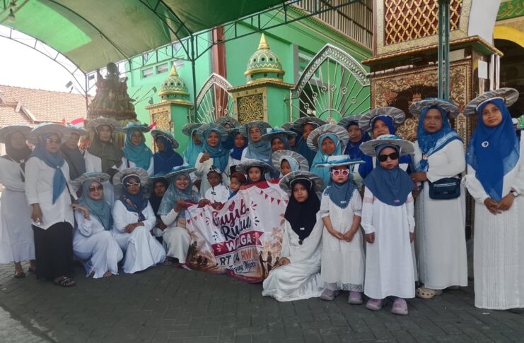 Meriahnya Kirab Maulid Nabi dalam Gebyar Maulid Masjid Roudlotul Jannah