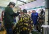 Ketika Gus Yasin Cukur Rambut Gratis di Stand Bazar MTQ
