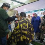 Ketika Gus Yasin Cukur Rambut Gratis di Stand Bazar MTQ