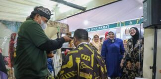 Ketika Gus Yasin Cukur Rambut Gratis di Stand Bazar MTQ