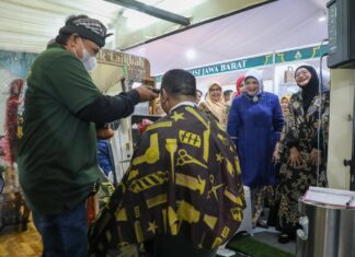Ketika Gus Yasin Cukur Rambut Gratis di Stand Bazar MTQ