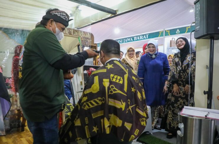 Ketika Gus Yasin Cukur Rambut Gratis di Stand Bazar MTQ