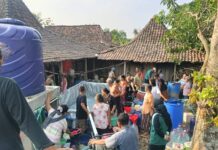 Fatayat Boyolali Salurkan Bantuan Air Bersih Kepada Warga Terdampak Kekeringan di Wonosamodro