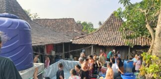 Fatayat Boyolali Salurkan Bantuan Air Bersih Kepada Warga Terdampak Kekeringan di Wonosamodro