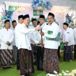 Ketua PCNU Kudus Serahkan Tasbih dan Tongkat kepada Rais dan Ketua Terlantik