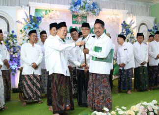Ketua PCNU Kudus Serahkan Tasbih dan Tongkat kepada Rais dan Ketua Terlantik
