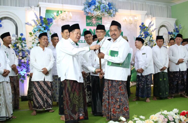 Ketua PCNU Kudus Serahkan Tasbih dan Tongkat kepada Rais dan Ketua Terlantik
