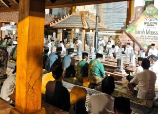 Hari Santri 2026, MWCNU dan Banom Kecamatan Kota Kudus Ziarahi Makam Muassis NU KHR. Asnawi
