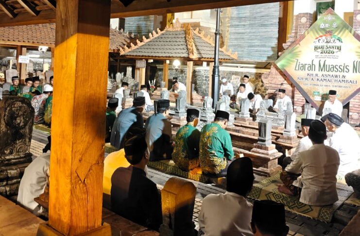 Hari Santri 2026, MWCNU dan Banom Kecamatan Kota Kudus Ziarahi Makam Muassis NU KHR. Asnawi